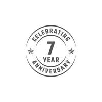 distintivo de emblema de comemoração de aniversário de 7 anos com cor cinza para evento de celebração, casamento, cartão de felicitações e convite isolado no fundo branco vetor