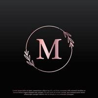 logotipo floral do círculo de letra m elegante com linha de ramificação criativa de monograma de folha elegante e cor preta rosa. utilizável para logotipos de negócios, moda, cosméticos, spa, ciência, medicina e natureza. vetor