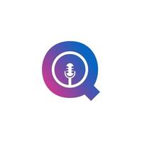 letra q logotipo de gravação de podcast. alfabeto com ilustração vetorial de ícone de microfone vetor