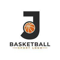 letra j com design de logotipo de bola de basquete. elementos de modelo de design vetorial para equipe esportiva ou identidade corporativa. vetor