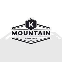 logotipo de tipografia de montanha de letra k emblema vintage para expedição de aventura ao ar livre, camisa de silhueta de montanhas, elemento de modelo de design de carimbo de impressão vetor