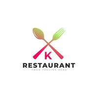 logotipo do restaurante. letra inicial k com garfo de colher para modelo de design de ícone de logotipo de restaurante vetor