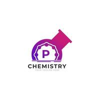 letra p dentro do elemento de modelo de design de logotipo de laboratório de tubo de química vetor