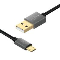 micro cabos usb isolados no fundo branco. conectores e tomadas para PC e dispositivos móveis. conector de periféricos de computador ou recarga de smartphone vetor