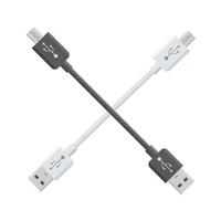 micro cabos usb isolados no fundo branco. conectores e tomadas para PC e dispositivos móveis. conector de periféricos de computador ou recarga de smartphone vetor