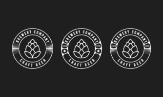 cervejaria de emblema de emblema de etiqueta retrô vintage com lúpulo, inspiração de design de logotipo minimalista de cerveja artesanal vetor