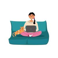 garota freelancer sentada em um laptop em um trabalho remoto com um gato no sofá. coworking home office. espaço de trabalho livre. ilustração vetorial editável vetor