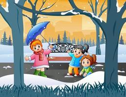 crianças felizes brincando no parque de inverno vetor