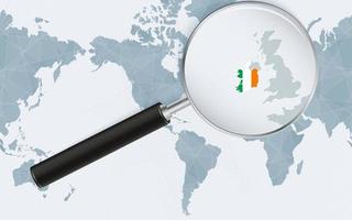 mapa ampliado da irlanda no mapa do mundo centrado na américa. mapa ampliado e bandeira da Irlanda.