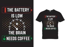 design de camiseta de café - a bateria está fraca o cérebro precisa de café vetor