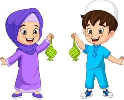 desenhos animados de crianças muçulmanas felizes segurando um ketupat vetor
