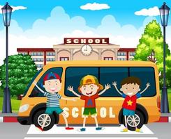 Meninos de pé no ônibus escolar vetor