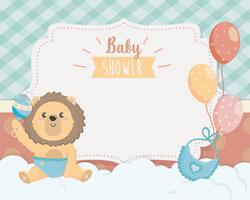 Cartão de chuveiro de bebê com leão na fralda com chocalho vetor