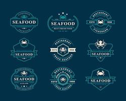 conjunto de mercado de peixe de frutos do mar de crachá retrô vintage e modelo de emblema de restaurante silhuetas design de logotipo de tipografia