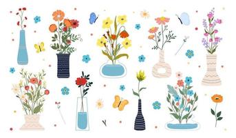coleção de flores desabrochando em vasos e garrafas isoladas no fundo branco. conjunto de elementos decorativos de design floral. ilustração em vetor plana dos desenhos animados.