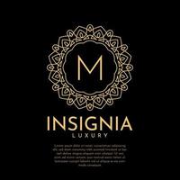 letra m design de logotipo de vetor de renda decorativa de círculo de insígnia luxuosa