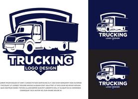 design de logotipo de caminhão de transporte com escudo vetor
