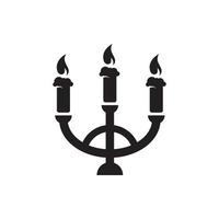 castiçal com ícone de vetor de três velas