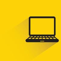 laptop e teclado na ilustração vetorial de fundo amarelo vetor