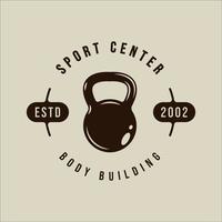 kettlebell ou barbell logotipo ilustração em vetor vintage modelo ícone design gráfico. ginásio ou sinal de esporte de fitness ou símbolo para negócios de ginásio com estilo de tipografia