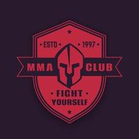 emblema vintage do clube mma, distintivo, logotipo com capacete espartano no escudo, ilustração vetorial vetor