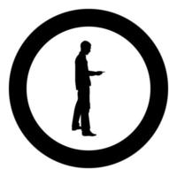 homem passa o cartão de negócios pagar cartão de crédito silhueta ícone ilustração de cor preta em círculo redondo vetor