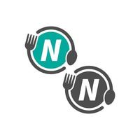 ícone de garfo e colher circulando o design do logotipo da letra n vetor