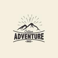 modelo de design de ilustração de símbolo de ícone de vetor de aventura ao ar livre logotipo de montanhas retrô