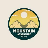 modelos de logotipo de aventura na montanha vetor