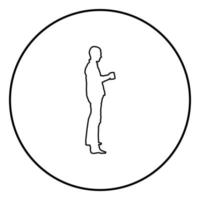 homem com caneca em pé ícone contorno vetor de cor preta em círculo redondo ilustração imagem de estilo plano