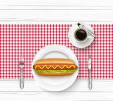 fast food no prato com garfo, faca e xícara de café preto na mesa de madeira vetor