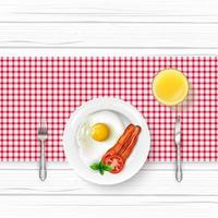 menu de café da manhã com ovo frito e bacon na mesa de madeira