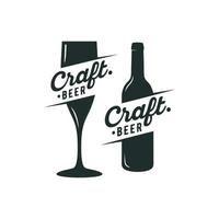 pub de cerveja artesanal, cervejaria, design de logotipo de bar com silhueta de garrafa e sunrburst. rótulo de vetor, emblema, tipografia.print vetor