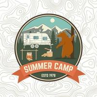 patch de acampamento de verão. vetor. conceito para camisa ou logotipo, impressão, carimbo, vestuário ou camiseta. design de tipografia vintage com trailer de acampamento, urso, fogueira e silhueta de floresta. vetor