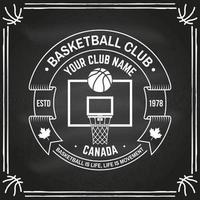 distintivo do clube de basquete universitário na lousa. vetor. conceito para camisa, estampa, carimbo. design de tipografia vintage com silhueta de anel, rede e bola de basquete.