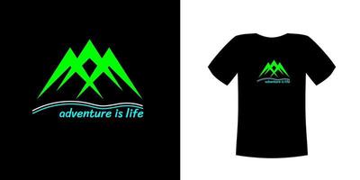vetor de design de camiseta, com uma forma de ilustração verde clara de 3 montanhas em um pano escuro com o texto aventura é vida, pode ser ajustado para diferentes cores de fundo