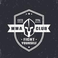 emblema de forma de escudo do clube mma, logotipo com capacete espartano, ilustração vetorial vetor