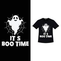 design de t-shirt de cor preta de halloween com fantasma branco e tipografia. design de elementos de halloween com um fantasma branco, teia de aranha e caligrafia. design de t-shirt assustador para o halloween. vetor