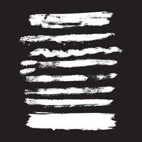 conjunto de traçado de pincel branco isolado no fundo preto. pincelada na moda para tinta de tinta branca, pano de fundo grunge, banner de sujeira, design de aquarela e textura suja. ilustração vetorial de pincelada