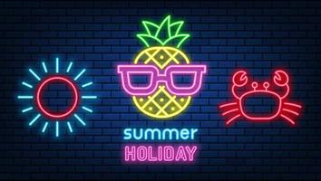 sinais de verão de abacaxi de néon cor brilhante brilhando led ou lâmpadas halógenas quadro banners. no conjunto de vetores de parede de tijolo.