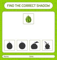 encontre o jogo de sombras correto com melancia. planilha para crianças pré-escolares, folha de atividades para crianças vetor