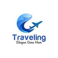 logotipo gradiente de viagens de verão, oceano, mar, onda com conceito de logotipo de avião vetor