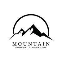 design de vetor de logotipo de vista de montanha ao nascer do sol para aventura de natureza ao ar livre