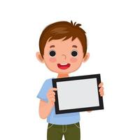 menino bonitinho segurando o tablet digital com tela vazia ou copie o espaço para textos, mensagens e conteúdo publicitário. crianças e conceito de dispositivos eletrônicos para crianças vetor