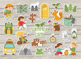 conjunto de adesivos de acampamento de verão vetorial. camping, caminhadas, coleção de patches de equipamentos de pesca com lindos filhos e animais da floresta em fundo de madeira. pacote de patches de turismo de natureza ao ar livre vetor