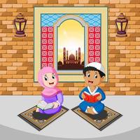 as duas crianças estão lendo e rezando com o rosto feliz no ramadhan vetor