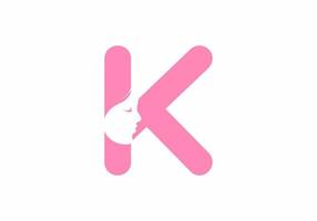 letra inicial k rosa com silhueta de rosto de mulher vetor