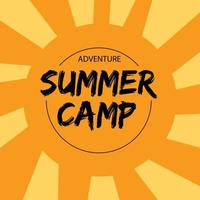 logotipo do acampamento de verão com fundo do nascer do sol vetor