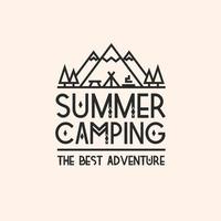 cartão de acampamento de verão com paisagem composta por montanhas, árvores, barraca, fogueira e mesa vetor