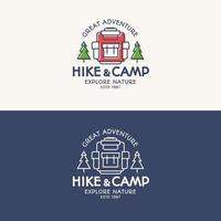 conjunto de logotipo de caminhada e acampamento composto por mochila, árvores para símbolo turístico, emblema de exploração